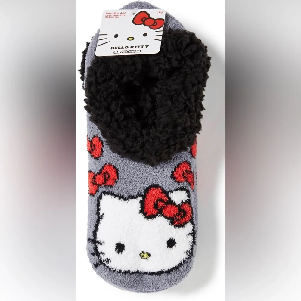 NWT HELLO KITTY Women’s Slipper Socks With Grips.